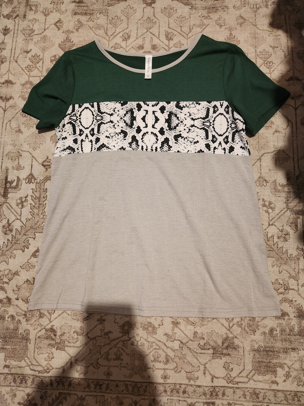 Colorblock Snake Print Short Sleeve Top - Green & Light Gray